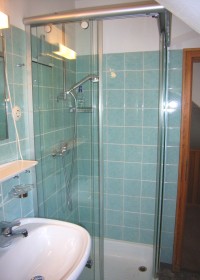 Bild 11 Bad mit Dusche und Badewanne - Bild 11: Traumhafte Bodensee Ferienwohnung - Wilhelmina Hangarter